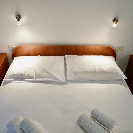 Sesar Apartments Krk - No. 1 Iva 克尔克 外观 照片