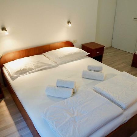 Sesar Apartments Krk - No. 1 Iva 克尔克 外观 照片