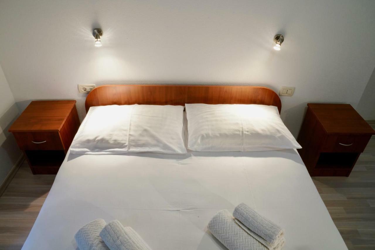 Sesar Apartments Krk - No. 1 Iva 克尔克 外观 照片