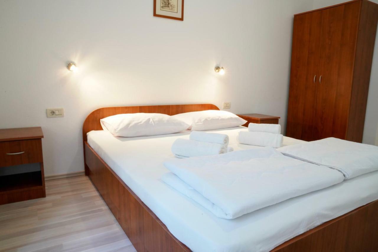 Sesar Apartments Krk - No. 1 Iva 克尔克 外观 照片
