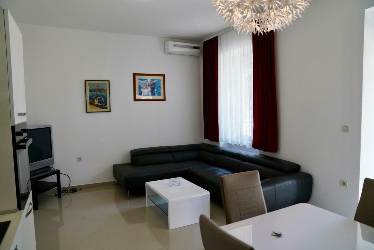 Sesar Apartments Krk - No. 1 Iva 克尔克 外观 照片